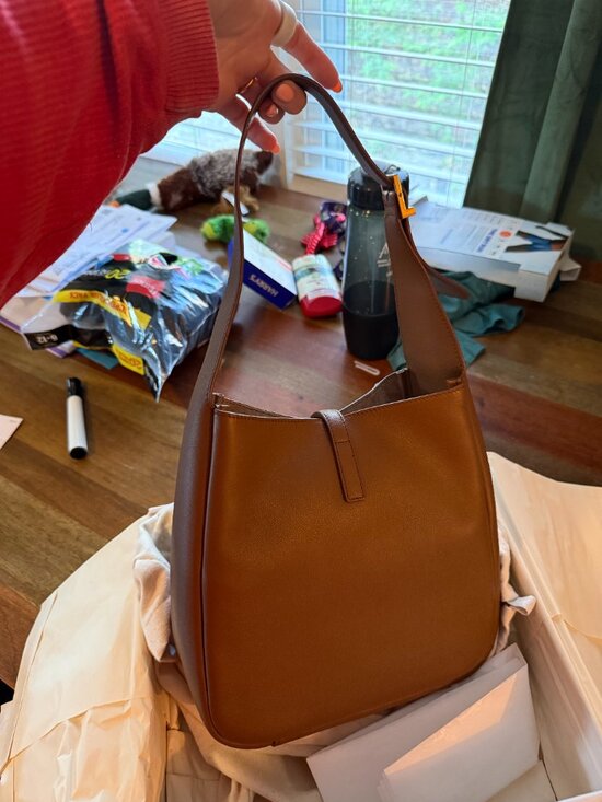 Saint Laurent LE 5 À 7 supple SMALL IN GRAINED LEATHER - Picture 4 of 5